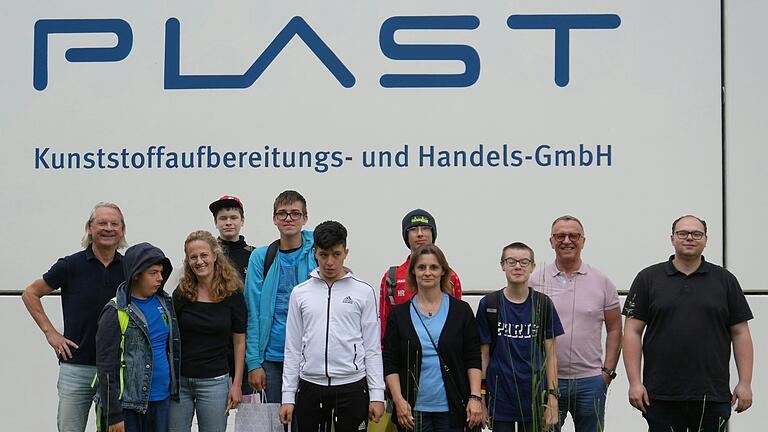 Im Bild: Herr Winter (Geschäftsführung), SchülerInnen und Personal der M4, Herr Treutlein (Geschäftsführung), Herr Jonas (Ingenieur). Im Bild: Herr Winter (Geschäftsführung), SchülerInnen und Personal der M4, Herr Treutlein (Geschäftsführung), Herr Jonas (Ingenieur).