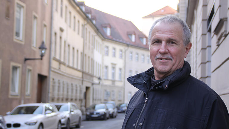 Stadtheimatpfleger Hans Steidle steht dort, wo einst die Menge tobte. Foto: Eva-Maria Bast Stadtheimatpfleger Hans Steidle steht dort, wo einst die Menge tobte. Foto: Eva-Maria Bast