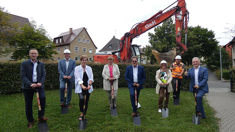 20 neue Tagespflegeplätze baut die AWO auf dem Grundstück des Hans-Weinbeger-Hauses in Zeil. Den offiziellen Spatenstich vollzogen (von links) stellvertretender Landrat Michael Ziegler, Bürgermeister Thomas Stadelmann, Einrichtungsleiterin Hilde Hückmann, stellvertretende AWO-Bezirksvorsitzende Irene Görgner, Gunnar Hiller (Söllner Wohn- und Gewerbebau), Bereichsleiterin Ulrike Hahn, Oliver Scheuplein (Newo-Bau) und AWO-Bezirksgeschäftsführer Martin Ulses. 20 neue Tagespflegeplätze baut die AWO auf dem Grundstück des Hans-Weinbeger-Hauses in Zeil. Den offiziellen Spatenstich vollzogen (von links) stellvertretender Landrat Michael Ziegler, Bürgermeister Thomas Stadelmann, Einrichtungsleiterin Hilde Hückmann, stellvertretende AWO-Bezirksvorsitzende Irene Görgner, Gunnar Hiller (Söllner Wohn- und Gewerbebau), Bereichsleiterin Ulrike Hahn, Oliver Scheuplein (Newo-Bau) und AWO-Bezirksgeschäftsführer Martin Ulses.