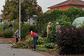 Freiwillige Helfer des Obst- und Gartenbauvereins kümmern sich um Grünflächen im Ort. Aura soll im Rahmen der Dorferneuerung noch grüner werden.       -  Freiwillige Helfer des Obst- und Gartenbauvereins kümmern sich um Grünflächen im Ort. Aura soll im Rahmen der Dorferneuerung noch grüner werden.