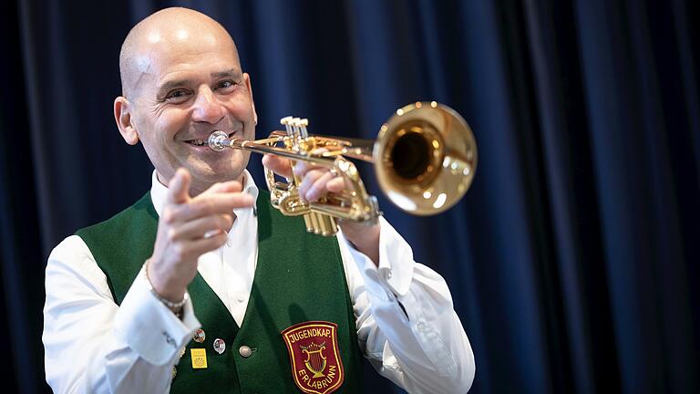 Spielt seit seiner Kindheit Trompete: Frank Kümmet, Gründungsmitglied und Leiter der Blaskapelle Erlabrunn. Spielt seit seiner Kindheit Trompete: Frank Kümmet, Gründungsmitglied und Leiter der Blaskapelle Erlabrunn.