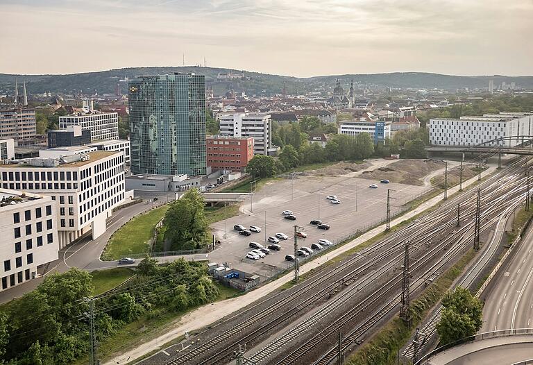 Auf dem Gelände hinter dem Hotelturm und der Grombühlbrücke soll die Multifunktionshalle für Würzburg gebaut werden.&nbsp;