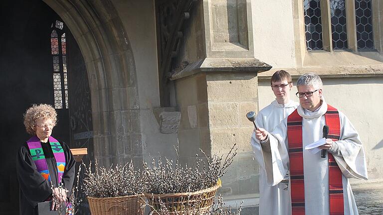 Ökumenische Prozession Palmsonntag in Haßfurt       -  (als)   Katholische und evangelische Christen feiern in Haßfurt mit einer ökumenischen Prozession den Palmsonntag. Sie erinnern sich dabei an den Einzug Jesu in die Stadt Jerusalem. Mit gesegneten Palmzweigen in den Händen und musikalischer Begleitung der Stadtkapelle ziehen die Gläubigen vom Südportal der Stadtpfarrkirche durch die Hauptstraße zur Ritterkapelle. &bdquo;Die aufbrechenden Knospen der Palmzweige offenbaren uns anschaulich: am Ende steht das Leben.&ldquo; So Stadtpfarrer Stephan Eschenbacher zu Beginn der Feier. Auch Pfarrerin  Doris Otminghaus drückte ihre Freude darüber aus, dass es in Haßfurt den Christen gelingt, gemeinsam den Beginn der Heiligen Woche zu begehen.
