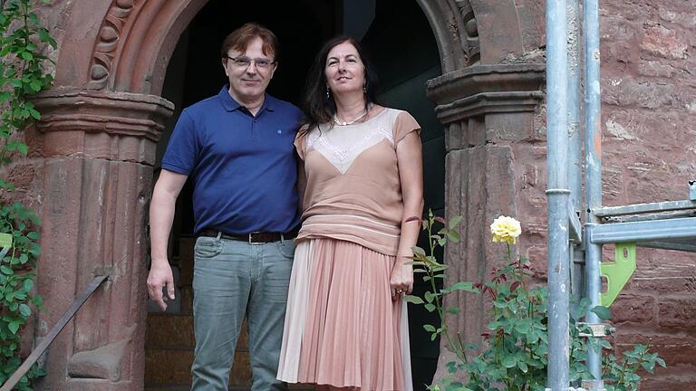 Mutig haben sich Birgitta Böhme und ihr Ehemann Bernard Esposito die Sanierung des über 400 Jahre alten 'Fronhofer Schlösschens' zum Ziel gesetzt. Mutig haben sich Birgitta Böhme und ihr Ehemann Bernard Esposito die Sanierung des über 400 Jahre alten 'Fronhofer Schlösschens' zum Ziel gesetzt.