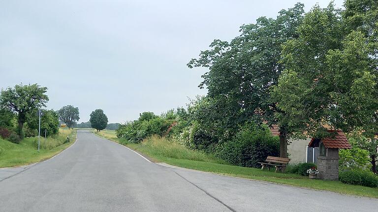 Hier, am Ortsausgang in Richtung Haßfurt, wäre nach Meinung der Sailershäuser der richtige Platz für das Hinweisschild 'Mitfahrbank'. Eine Ruhebank gäbe es hier sogar schon.