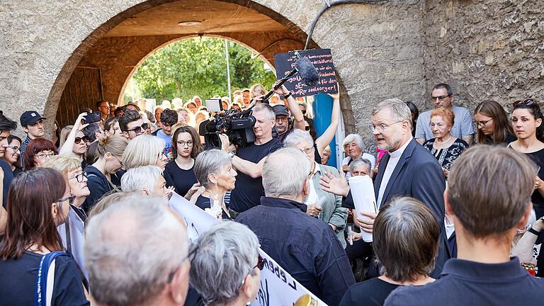 Über 200 Personen protestierten am Dienstagabend im Hof der Kirche Unsere Liebe Frau. Generalvikar Jürgen Vorndran stellte sich den Fragen der Gläubigen. Über 200 Personen protestierten am Dienstagabend im Hof der Kirche Unsere Liebe Frau. Generalvikar Jürgen Vorndran stellte sich den Fragen der Gläubigen. 