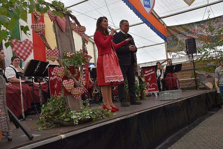 Ein Prosit der Gemütlichkeit ( von links): Bürgermeisterstellvertreterin Bettina Schmitt, Ein Prosit der Gemütlichkeit ( von links): Bürgermeisterstellvertreterin Bettina Schmitt,