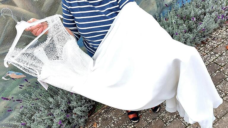 Maria Diel präsentiert das Brautkleid, das ihre Tochter Christine Dallner bis heute nicht getragen hat und das sie verkaufen möchte.