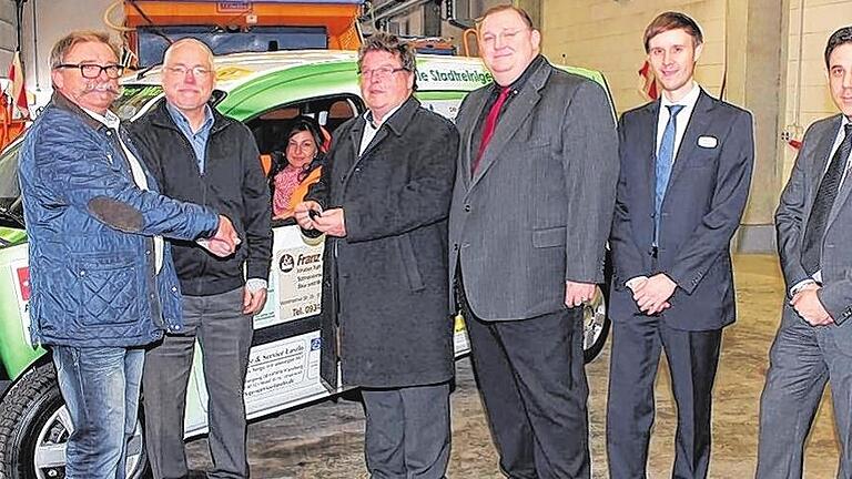 Bei der Übergabe war die Freude groß: Das neue Dienstfahrzeug der Stadtreiniger Würzburg ist zu 100 Prozent elektrisch unterwegs – und wurde, so zeigen Recherchen, über Werbeflächen vieler Firmen zu mindestens 100 Prozent überfinanziert. Bei der Übergabe war die Freude groß: Das neue Dienstfahrzeug der Stadtreiniger Würzburg ist zu 100 Prozent elektrisch unterwegs – und wurde, so zeigen Recherchen, über Werbeflächen vieler Firmen zu mindestens 100 Prozent überfinanziert.
