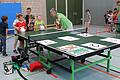 Koordinationsübungen mit Tischtennis-Schläger und Ball gab es bei Betreuer Markus Neßwald (hinten rechts) und Aufschlag-Zielübungen mit dem Softball bei Gerti Lang (Mitte). Sechs unterschiedliche Stationen durchliefen die Erst- und Zweitklässler.