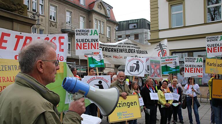 Bisher stand die Gleichstrom-Trasse Südlink im Landkreis Bad Kissingen im Fokus. Die ist zwar nicht zu verhindern, kommt aber in die Erde. Nun befürchten viele Bürger eine Mehrfach-Belastung: Süd-Link im Osten, Windräder im Süden und Masten für eine Wechselstromleitung im Westen. Foto: Ralf Ruppert/Archiv - Bisher stand die Gleichstrom-Trasse Südlink im Landkreis Bad Kissingen im Fokus. Die ist zwar nicht zu verhindern, kommt aber in die Erde. Nun befürchten viele Bürger eine Mehrfach-Belastung: Süd-Link im Osten, Windräder im Süden und Masten für eine Wechselstromleitung im Westen. Foto: Ralf Ruppert/Archiv Bisher stand die Gleichstrom-Trasse Südlink im Landkreis Bad Kissingen im Fokus. Die ist zwar nicht zu verhindern, kommt aber in die Erde. Nun befürchten viele Bürger eine Mehrfach-Belastung: Süd-Link im Osten, Windräder im Süden und Masten für eine Wechselstromleitung im Westen. Foto: Ralf Ruppert/Archiv - Bisher stand die Gleichstrom-Trasse Südlink im Landkreis Bad Kissingen im Fokus. Die ist zwar nicht zu verhindern, kommt aber in die Erde. Nun befürchten viele Bürger eine Mehrfach-Belastung: Süd-Link im Osten, Windräder im Süden und Masten für eine Wechselstromleitung im Westen. Foto: Ralf Ruppert/Archiv