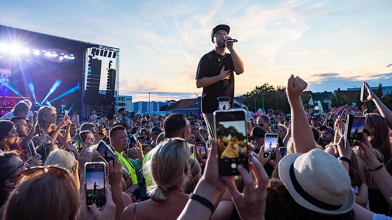 Mark Forster hatte leider keine Zeit, dafür können Sie mit dem Premierenauftritt der 'Red Tape Riders' Verwaltungsangestellte auch einmal in ungewohntem Kontext erleben. Mark Forster hatte leider keine Zeit, dafür können Sie mit dem Premierenauftritt der 'Red Tape Riders' Verwaltungsangestellte auch einmal in ungewohntem Kontext erleben.