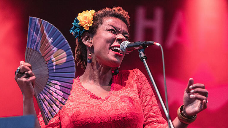 Würzburger Hafensommer       -  Die portugiesische Sängerin und Instrumentalistin Carmen Souza tritt am Sonntag (24.07.22) beim Würzburger Hafensommer auf.