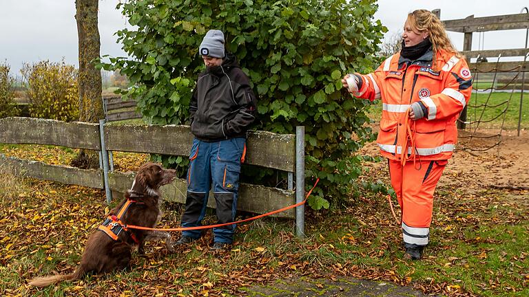 Mantrailer Rüde 'Jay', ein Australian Shepherd-Münsterländer-Mischling, hat nach einer langen, aber immer zielstrebigen Suche die versteckte Person gefunden. Mantrailer Rüde 'Jay', ein Australian Shepherd-Münsterländer-Mischling, hat nach einer langen, aber immer zielstrebigen Suche die versteckte Person gefunden.