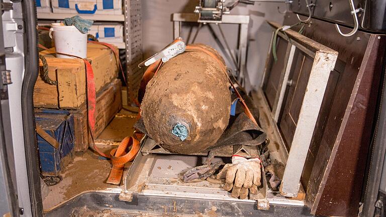 Nach einem Bombenfund am 6. März musste ein Teil des Stadtteils Zellerau evakuiert werden. Erst Stunden später konnte der entschärfte Blindgänger aus dem Zweiten Weltkrieg abtransportiert werden. Nach einem Bombenfund am 6. März musste ein Teil des Stadtteils Zellerau evakuiert werden. Erst Stunden später konnte der entschärfte Blindgänger aus dem Zweiten Weltkrieg abtransportiert werden.