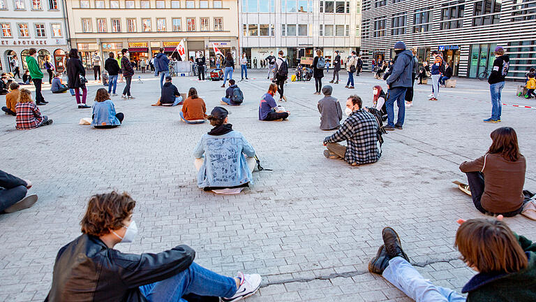 Demo gegen Hochschulreform.
Der Protest gegen die bayerische Hochschulreform formiert sich, auch in Würzburg. Am Sonntag 21.02.2021 ruft das Bündnis „StopptHSGreform“ zur Corona-konformen Demonstration am unteren Markt in Würzburg auf. Unter dem Motto „Stoppt die Hochschulreform, wir sind die Uni!“ möchten die Organisierenden auf ihre Kritik an den geplanten Neuerungen aufmerksam machen.