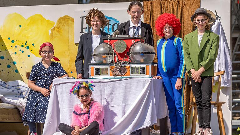 Eine Wunschmaschine sorgt für viel Aufregung beim Musical 'Am Samstag kam das Sams zurück'. Im Bild (von links): Marie Michel (Frau Rotkohl), Pia Lochner (Papagei Herr Kules), Helene Herwarth (Herr Taschenbier), Hannah Engel (Herr Lürcher), Franzi Pflüger (Sams) und Saskia Landwehr (Herr Mon). Eine Wunschmaschine sorgt für viel Aufregung beim Musical 'Am Samstag kam das Sams zurück'. Im Bild (von links): Marie Michel (Frau Rotkohl), Pia Lochner (Papagei Herr Kules), Helene Herwarth (Herr Taschenbier), Hannah Engel (Herr Lürcher), Franzi Pflüger (Sams) und Saskia Landwehr (Herr Mon).