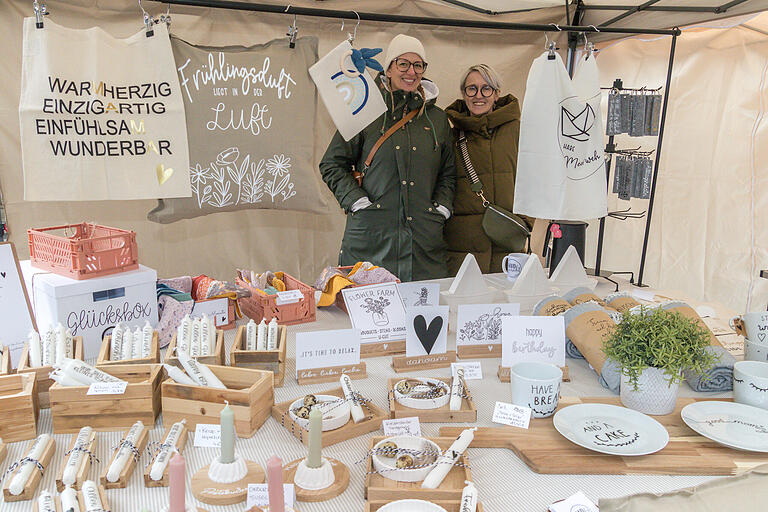 Kunsthandwerk und Geschenkartikel wurden an den Marktständen in der Innenstadt angeboten. Kunsthandwerk und Geschenkartikel wurden an den Marktständen in der Innenstadt angeboten. 