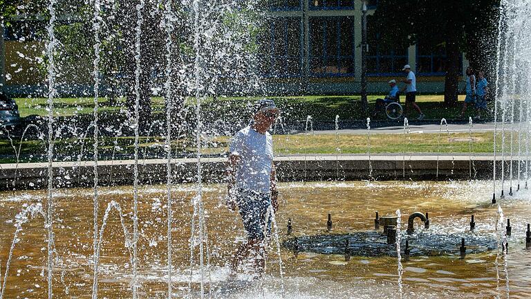 Die Wasserspiele in den Schweinfurter Wehranlagen bieten nicht nur einen schönen Anblick, sondern locken auch mit einer erfrischenden Nässe an heißen Sommertagen. Die Wasserspiele in den Schweinfurter Wehranlagen bieten nicht nur einen schönen Anblick, sondern locken auch mit einer erfrischenden Nässe an heißen Sommertagen.