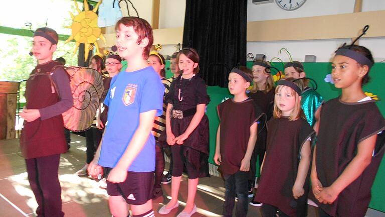 Viel Beifall erhielten die 'Chorwürmchen' der Grund- und Mittelschule Sennfeld für die Aufführung des Kindermusicals 'Geschöpf der Nacht'. Viel Beifall erhielten die 'Chorwürmchen' der Grund- und Mittelschule Sennfeld für die Aufführung des Kindermusicals 'Geschöpf der Nacht'. 