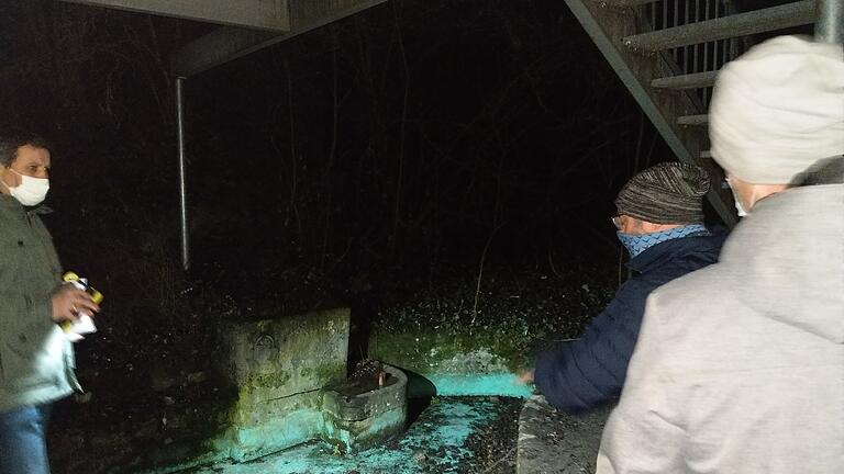 Ortsbegehung des Bauausschusses bei den Notausgängen der Volksschule. Das Wasserbecken wird verfüllt. Ortsbegehung des Bauausschusses bei den Notausgängen der Volksschule. Das Wasserbecken wird verfüllt.