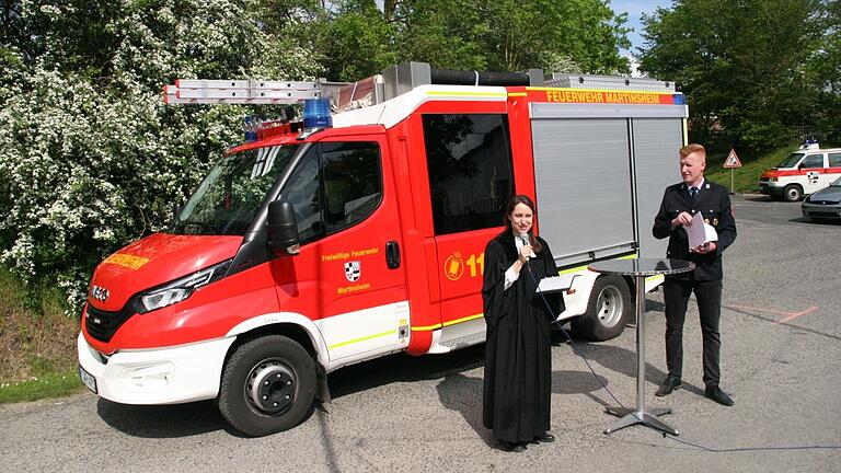 Pfarrerin Julia Röthig segnete das neue Fahrzeug der Martinsheimer Feuerwehr, rechts neben ihr Kommandant Thomas Nagler. Pfarrerin Julia Röthig segnete das neue Fahrzeug der Martinsheimer Feuerwehr, rechts neben ihr Kommandant Thomas Nagler.