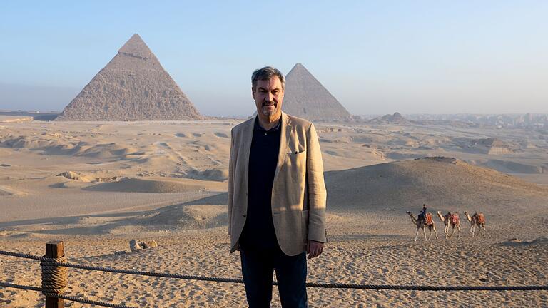 Bayerns Ministerpräsident Söder reist nach Ägypten       -  Sonnenaufgang am Weltwunder: Ministerpräsident Söder nutzt seine Reise nach Kairo auch für einen Abstecher zu den weltberühmten Pyramiden.