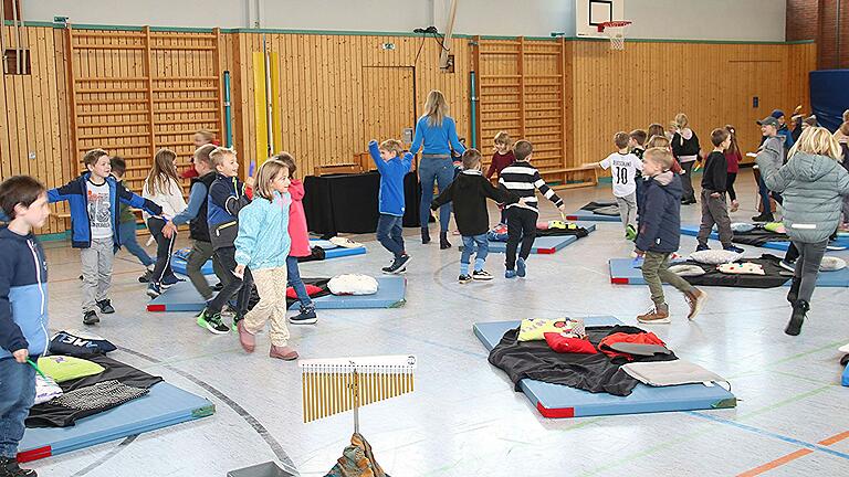 Flug durch den Wald der 'Schul- und Kindergartenvögel. Flug durch den Wald der 'Schul- und Kindergartenvögel.