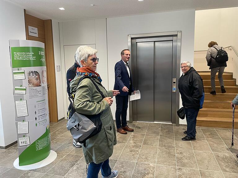 Bürgermeister Michael Ziegler zeigt das barrierefreie Standesamt mit Treppe, aber auch mit Aufzug.