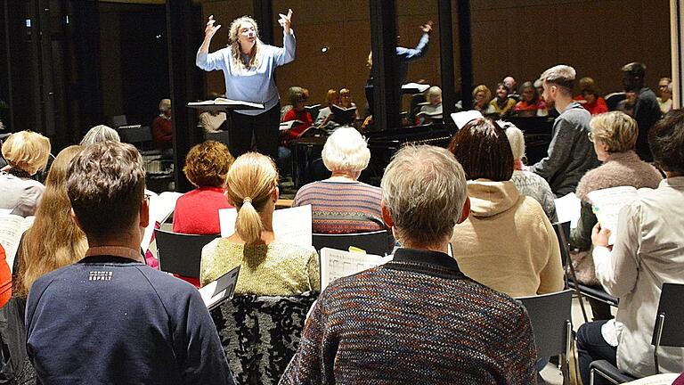 Im evangelischen Gemeindehaus probt bereits seit Januar der Chor der Kantorei Bad Neustadt für das Oratorium 'Elias'. Die Leitung hat Kirchenmusikdirektorin Karin Riegler. Im evangelischen Gemeindehaus probt bereits seit Januar der Chor der Kantorei Bad Neustadt für das Oratorium 'Elias'. Die Leitung hat Kirchenmusikdirektorin Karin Riegler.
