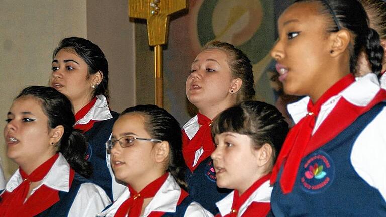 Basilianische Stimmen in Maria Königin: Der Mädchenchor „Meninas Cantoras“ gastiert am Samstag in Ostheim, Basilianische Stimmen in Maria Königin: Der Mädchenchor „Meninas Cantoras“ gastiert am Samstag in Ostheim,