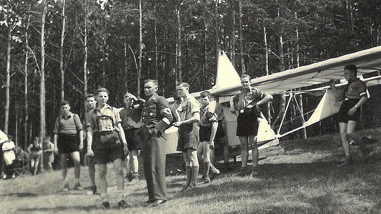Segelflug auf dem Karlstadter Saupurzel in den 1930er Jahren. Links vorne in der Lederhose Alfred Hock. Bei diesem Gleiter war der Rumpf vorne schon verkleidet. Segelflug auf dem Karlstadter Saupurzel in den 1930er Jahren. Links vorne in der Lederhose Alfred Hock. Bei diesem Gleiter war der Rumpf vorne schon verkleidet.