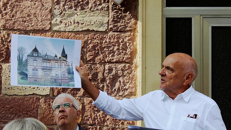 Stadtheimatpfleger Peter Kaidel beschreibt den Schein der Historie am Beispiel der Peters Burg in der Maxstraße.       -  Stadtheimatpfleger Peter Kaidel beschreibt den Schein der Historie am Beispiel der Peters Burg in der Maxstraße.
