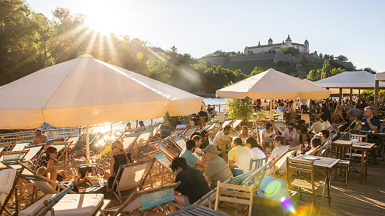 Sommer in Würzburg - Die lauen Sommernächte in Würzburg ziehen viele junge Menschen an den Main. Sommer in Würzburg - Die lauen Sommernächte in Würzburg ziehen viele junge Menschen an den Main.
