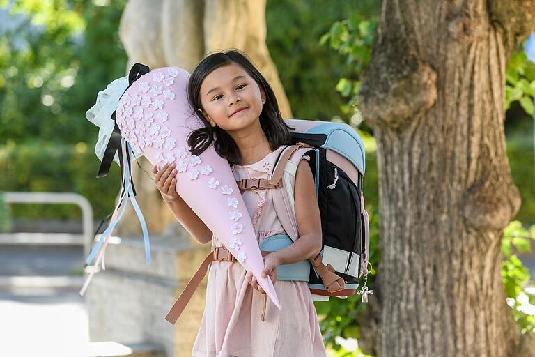 Sophie lehnt sich liebevoll an ihre Traum-Schultüte. Ihre Mama Marion Hong-Schramm hat jede einzelne Kirschblüte selbst gehäkelt. Sophie lehnt sich liebevoll an ihre Traum-Schultüte. Ihre Mama Marion Hong-Schramm hat jede einzelne Kirschblüte selbst gehäkelt. 