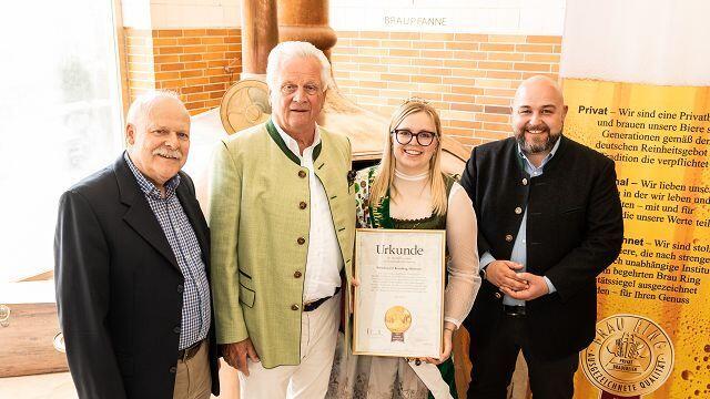 Im Bild (von links): Matthias Hajenski (Brauring), Eckhard Himmel (Brauerei Kesselring), Anna-Lena Ostler (Hopfenkönigin) und Jonas Geissler (MdB).