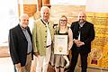 Im Bild (von links): Matthias Hajenski (Brauring), Eckhard Himmel (Brauerei Kesselring), Anna-Lena Ostler (Hopfenkönigin) und Jonas Geissler (MdB).