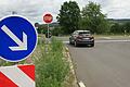 Ein auf die Fahrbahn aufgebrachtes Stoppschild-Piktogramm, ungefähr in dem Bereich des Autos im Bild, soll die Verkehrssicherheit an der Kreuzung der B 22 zwischen Oberschwarzach und Siegendorf erhöhen.