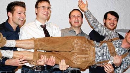 Sie lassen ihren Prinzen hochleben! Der Zeller Stammtisch-Bräu mit (von links) Andreas Döllner, Oliver Höhn, Marcel Schamberger und Markus Götz stemmen seine Majestät, den ersten Bierprinzen im Landkreis Sebastian Gocker. Sie lassen ihren Prinzen hochleben! Der Zeller Stammtisch-Bräu mit (von links) Andreas Döllner, Oliver Höhn, Marcel Schamberger und Markus Götz stemmen seine Majestät, den ersten Bierprinzen im Landkreis Sebastian Gocker.