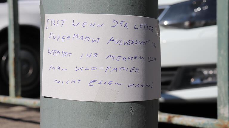 Mancher macht sich – wie hier an einem Laternenmast vor dem Kitzinger Bürgerzentrum – seinen eigenen Reim auf sonderbare Rituale in der Krise. Mancher macht sich – wie hier an einem Laternenmast vor dem Kitzinger Bürgerzentrum – seinen eigenen Reim auf sonderbare Rituale in der Krise.