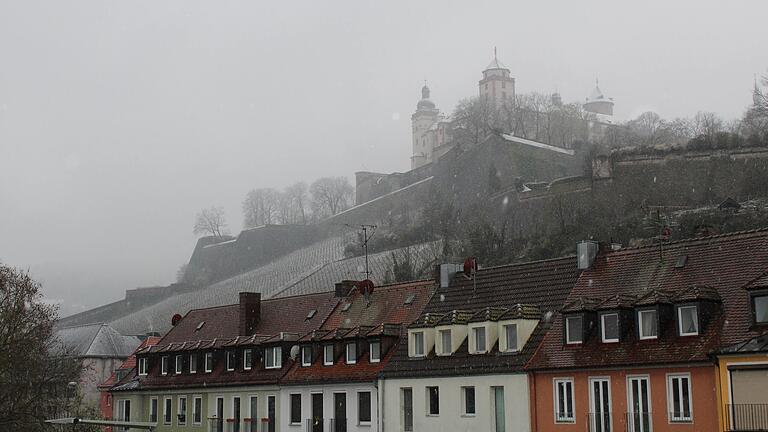 Trübe Aussicht: Schnee und Schneeregen sorgten am Freitagmorgen für schlechte Sicht auf die Festung in Würzburg. Und auch am Wochenende werden die frühlingshaften Temperaturen wohl vorerst nicht zurückkehren. Trübe Aussicht: Schnee und Schneeregen sorgten am Freitagmorgen für schlechte Sicht auf die Festung in Würzburg. Und auch am Wochenende werden die frühlingshaften Temperaturen wohl vorerst nicht zurückkehren.