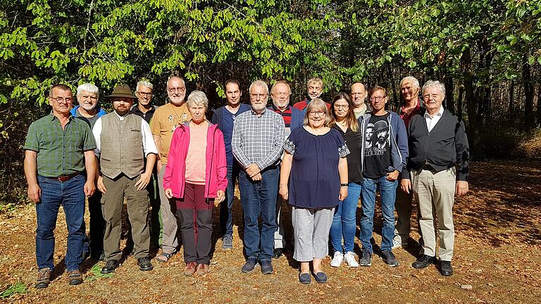 Auf dem Foto von links: Joachim Hörnig (Mar), Reinhard Kübert (Karlburg), Christian Höhlein, Torsten Ruf (beide Lohr), Erwin Scheiner, Monika Scheiner (beide Kar), Reinhard Fritz (Retzbach), Hartmut Haas-Hyronimus (Gemünden), Karl Michel (Arnstein), Matthias Brähler (Lohr), Siglinde Scheiner (Steinfeld), Alexandra Pfister (Zellingen), Holder Raquet (Kreuzwertheim), Michael Pfister (Zellingen), Alfred Dill (Kar), Winfried Berner (Landesvorstand). Vier Vorstandsmitglieder waren entschuldigt. Auf dem Foto von links: Joachim Hörnig (Mar), Reinhard Kübert (Karlburg), Christian Höhlein, Torsten Ruf (beide Lohr), Erwin Scheiner, Monika Scheiner (beide Kar), Reinhard Fritz (Retzbach), Hartmut Haas-Hyronimus (Gemünden), Karl Michel (Arnstein), Matthias Brähler (Lohr), Siglinde Scheiner (Steinfeld), Alexandra Pfister (Zellingen), Holder Raquet (Kreuzwertheim), Michael Pfister (Zellingen), Alfred Dill (Kar), Winfried Berner (Landesvorstand). Vier Vorstandsmitglieder waren entschuldigt.