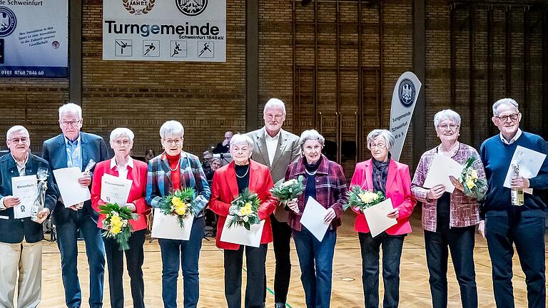 Die TG ehrte langjährige Mitglieder: Peter Förster, Rudolf Pfister, Renate Hild, Georgia Werner, Gertrud Ziegler, Renate Piller, Vorstandsvorsitzendem Dr. Reginhard von Hirschhausen, Irmgard Pittroff, Edelgard Pressler und Udo Plackner.