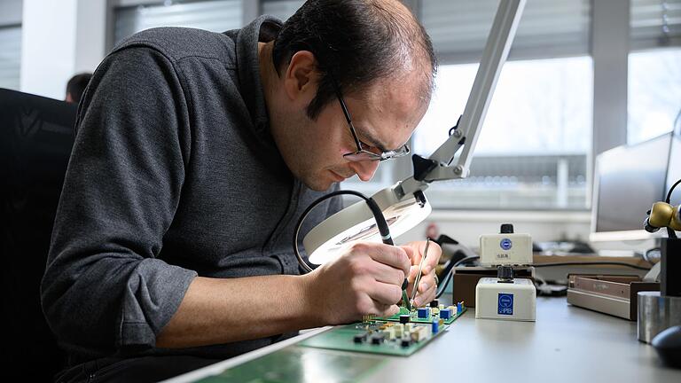 Ali Sadeghishahir arbeitet als Elektroingenieur bei der Pfeuffer GmbH in Kitzingen. Bis es so weit war, musste der Iraner viel Bürokratie meistern. Ali Sadeghishahir arbeitet als Elektroingenieur bei der Pfeuffer GmbH in Kitzingen. Bis es so weit war, musste der Iraner viel Bürokratie meistern.