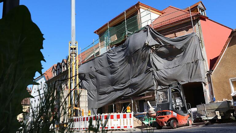 Das ehemalige Gasthaus 'Zum Hirschen' in der Langen Gasse in Iphofen wird derzeit zur Vinothek und zum Wohnhaus umgebaut. Das ehemalige Gasthaus 'Zum Hirschen' in der Langen Gasse in Iphofen wird derzeit zur Vinothek und zum Wohnhaus umgebaut.