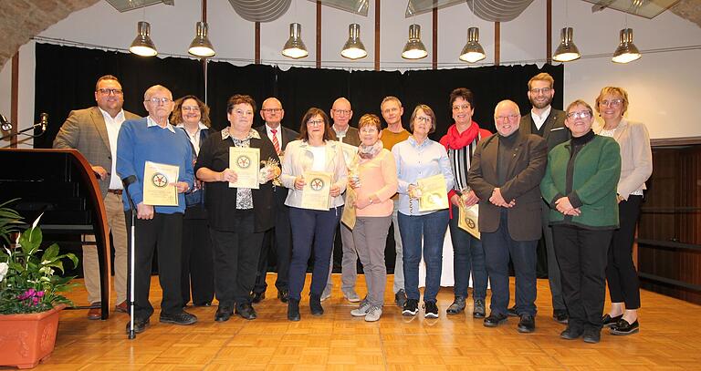Gratulanten und Geehrte (von links): Bürgermeister Alexander Bergmann, Alfred Müller, Anne Salzbrenner, Hiltrud Denninger, Herbert Schoregge, Antje Hein, Wilfried Elflein, Dagmar Räth, Thomas Link, Christa Haas, Ute Köttler, Gerhard Koch, Jan Lungfiel, Charlotte Seitz und Birgit Bayer.