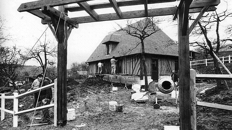 Zum Aufbau des normannischen Landhauses waren eigens Facharbeiter aus Frankreich angereist. Zum Aufbau des normannischen Landhauses waren eigens Facharbeiter aus Frankreich angereist.