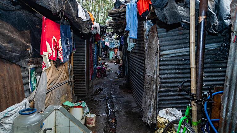 Blick zwischen die Hütten in den Slums von Kalkutta. Blick zwischen die Hütten in den Slums von Kalkutta.