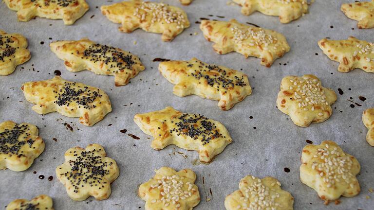 Eigentlich sollten es &quot;Käsefüße&quot; werden, aber die gebackenen Glücksschweine aus dem Käseteig schmecken genauso lecker.