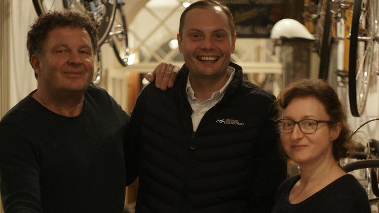 Neue Freunde: Maximilian Diem (Mitte) und seine Frau spenden dem Deutschen Fahrradmuseum im Staatsbad 20.000 Euro. Das hilft Betreiber Ivan Sojc und seiner Stellvertreterin Stefanie Faust (rechts) ungemein. - Neue Freunde: Maximilian Diem (Mitte) und seine Frau spenden dem Deutschen Fahrradmuseum im Staatsbad 20.000 Euro. Das hilft Betreiber Ivan Sojc und seiner Stellvertreterin Stefanie Faust (rechts) ungemein. Neue Freunde: Maximilian Diem (Mitte) und seine Frau spenden dem Deutschen Fahrradmuseum im Staatsbad 20.000 Euro. Das hilft Betreiber Ivan Sojc und seiner Stellvertreterin Stefanie Faust (rechts) ungemein. - Neue Freunde: Maximilian Diem (Mitte) und seine Frau spenden dem Deutschen Fahrradmuseum im Staatsbad 20.000 Euro. Das hilft Betreiber Ivan Sojc und seiner Stellvertreterin Stefanie Faust (rechts) ungemein.